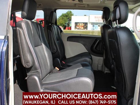 Used 2016 Chrysler Town & Country Touring-L image 16