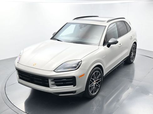 Certified 2025 Porsche Cayenne S image 35