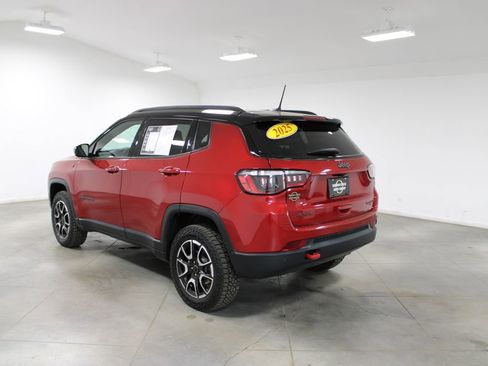 Used 2025 Jeep Compass Trailhawk AWD/4WD image 7