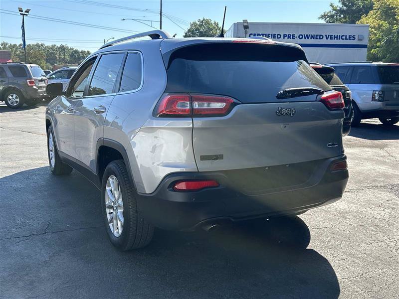 Used 2018 Jeep Cherokee Latitude w/ Comfort & Convenience Group FWD image 4