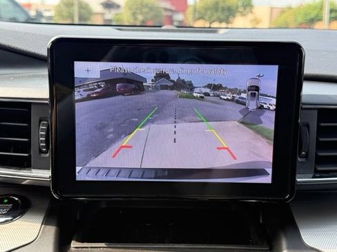 Used 2020 Ford Explorer XLT w/ Equipment Group 202A AWD/4WD image 28