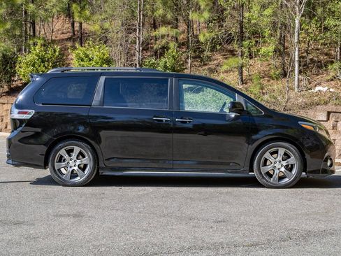 Used 2017 Toyota Sienna SE w/ SE Preferred Package image 4