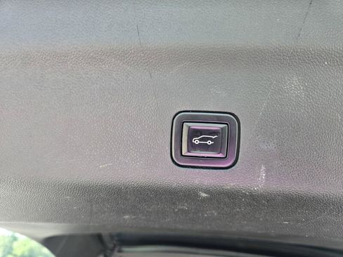 Used 2023 GMC Yukon XL AT4 w/ Technology Package AWD/4WD image 9