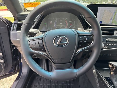 Used 2025 Lexus ES 300h w/ Premium Package FWD image 12