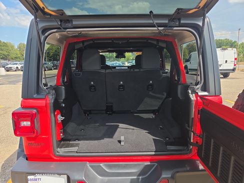 Used 2025 Jeep Wrangler Unlimited Rubicon AWD/4WD image 9
