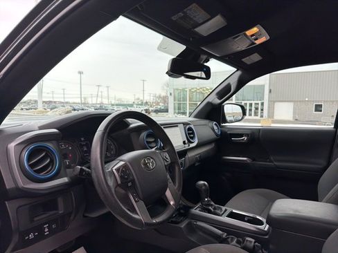 Used 2018 Toyota Tacoma TRD Sport image 17