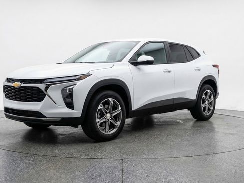 Used 2025 Chevrolet Blazer LT image 3