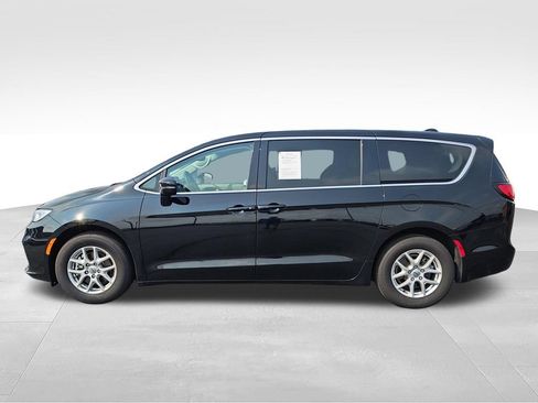 Used 2024 Chrysler Pacifica Touring-L FWD image 2