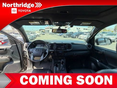 Used 2017 Toyota Tacoma TRD Off-Road w/ Premium & Technology Package AWD/4WD image 8
