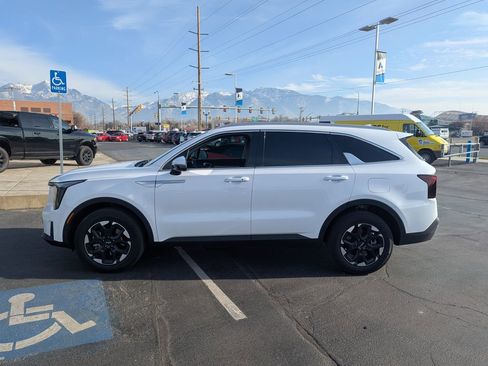 Used 2024 Kia Sorento S image 8