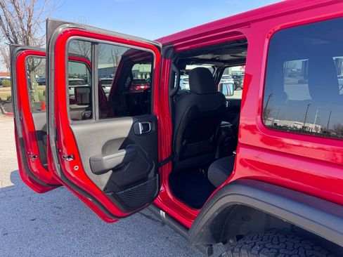Used 2025 Jeep Wrangler Unlimited Rubicon image 17