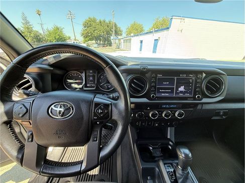 Used 2022 Toyota Tacoma TRD Sport w/ Technology Package AWD/4WD image 28
