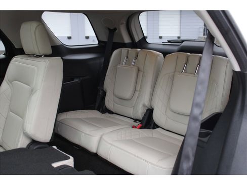 Used 2017 Ford Explorer Platinum image 15