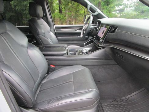 Used 2024 Jeep Wagoneer 2WD image 23