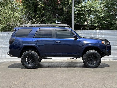 Used 2017 Toyota 4Runner TRD Off-Road Premium AWD/4WD image 9