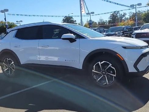 New 2026 Chevrolet Equinox EV LT image 2