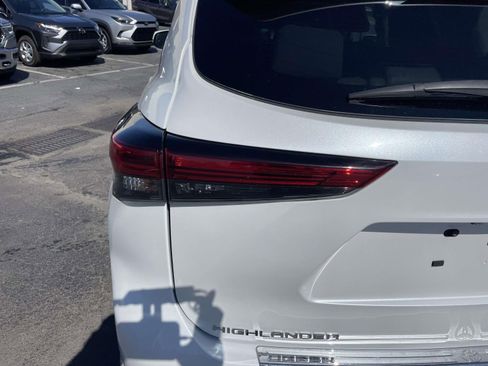 Used 2023 Toyota Highlander XLE image 15