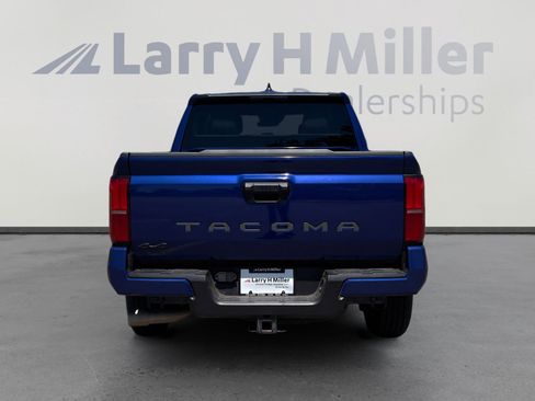 Used 2025 Toyota Tacoma SR5 AWD/4WD image 5