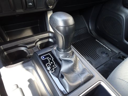 Used 2020 Toyota Tacoma SR AWD/4WD image 16