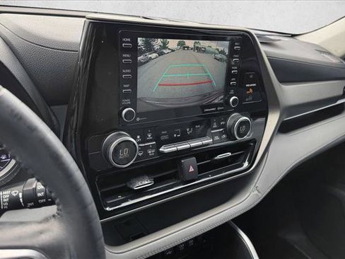 Used 2021 Toyota Highlander LE AWD/4WD image 15