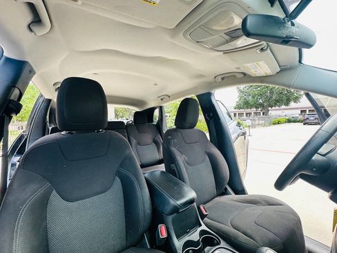 Used 2019 Jeep Cherokee Latitude w/ Popular Appearance Group FWD image 24