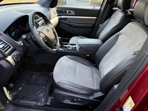 Used 2017 Ford Explorer XLT w/ Equipment Group 202A AWD/4WD image 14