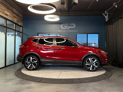 Used 2021 Nissan Rogue Sport SL image 2