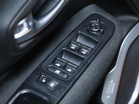 Used 2018 Jeep Renegade Latitude FWD image 17