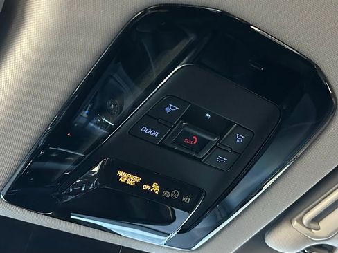 Used 2022 Toyota Venza XLE image 48