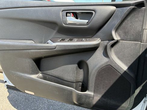 Used 2015 Toyota Camry SE FWD image 14