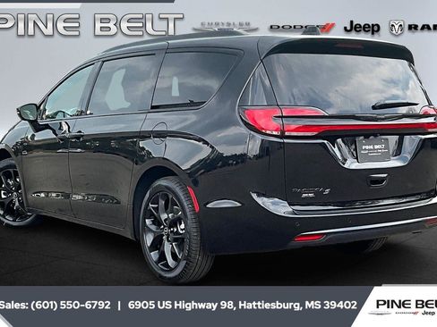 New 2026 Chrysler Pacifica Select w/ S Appearance Package image 3