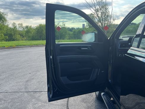 Used 2025 Chevrolet Tahoe Z71 w/ Comfort Package AWD/4WD image 10