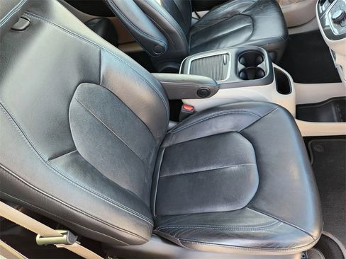 Used 2021 Chrysler Pacifica Touring-L image 10