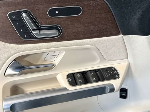 Used 2023 Mercedes-Benz EQB 300 4MATIC image 24