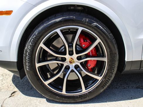 Used 2024 Porsche Cayenne S AWD/4WD image 12