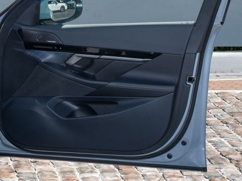 Used 2025 BMW 530i w/ M Sport Package RWD image 13