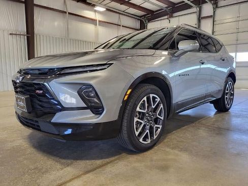 Used 2025 Chevrolet Blazer RS FWD image 2