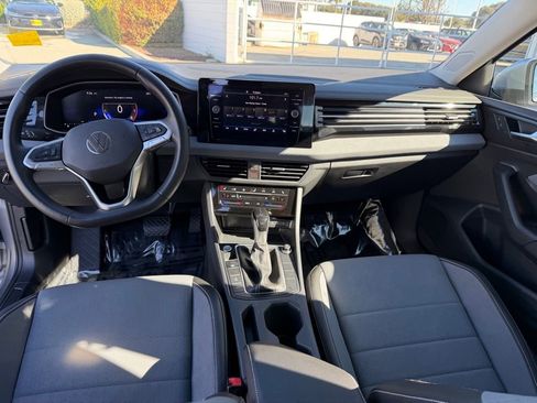 Certified 2025 Volkswagen Jetta SE w/ Black Wheel Package image 14