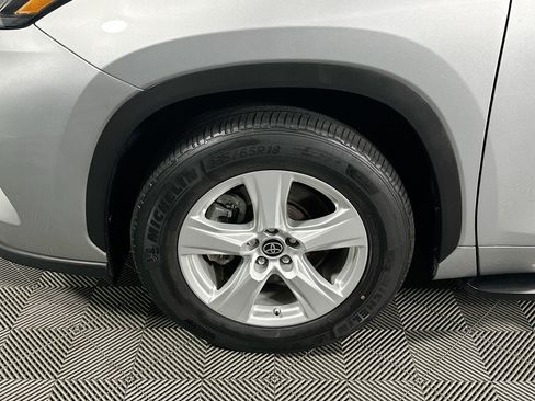 Used 2023 Toyota Highlander L FWD image 11