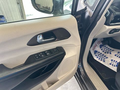 Used 2018 Chrysler Pacifica Touring-L FWD image 11