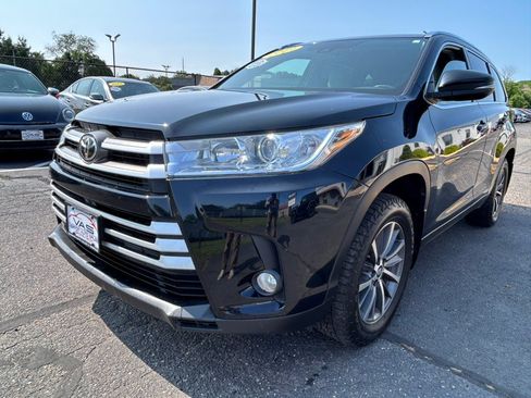 Used 2019 Toyota Highlander XLE AWD/4WD image 1