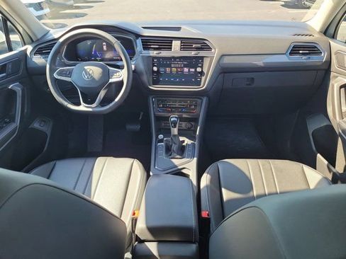 Used 2023 Volkswagen Tiguan SE w/ Panoramic Sunroof Package FWD image 2