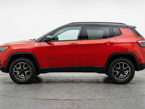 Used 2025 Jeep Compass Trailhawk AWD/4WD image 5