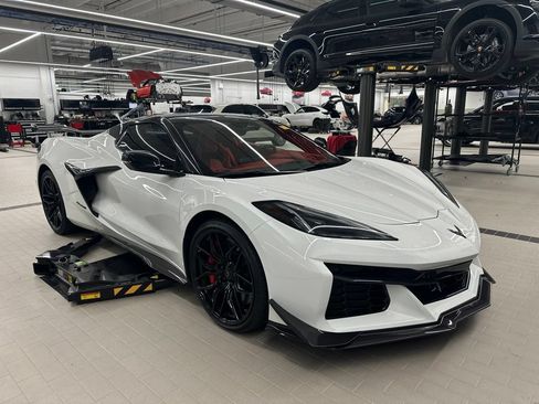 Used 2025 Chevrolet Corvette Z06 w/ Stealth Interior Trim Package RWD image 4