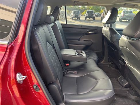 Used 2022 Toyota Highlander XLE image 33