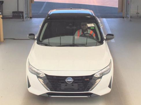 Used 2025 Nissan Sentra SR FWD image 2