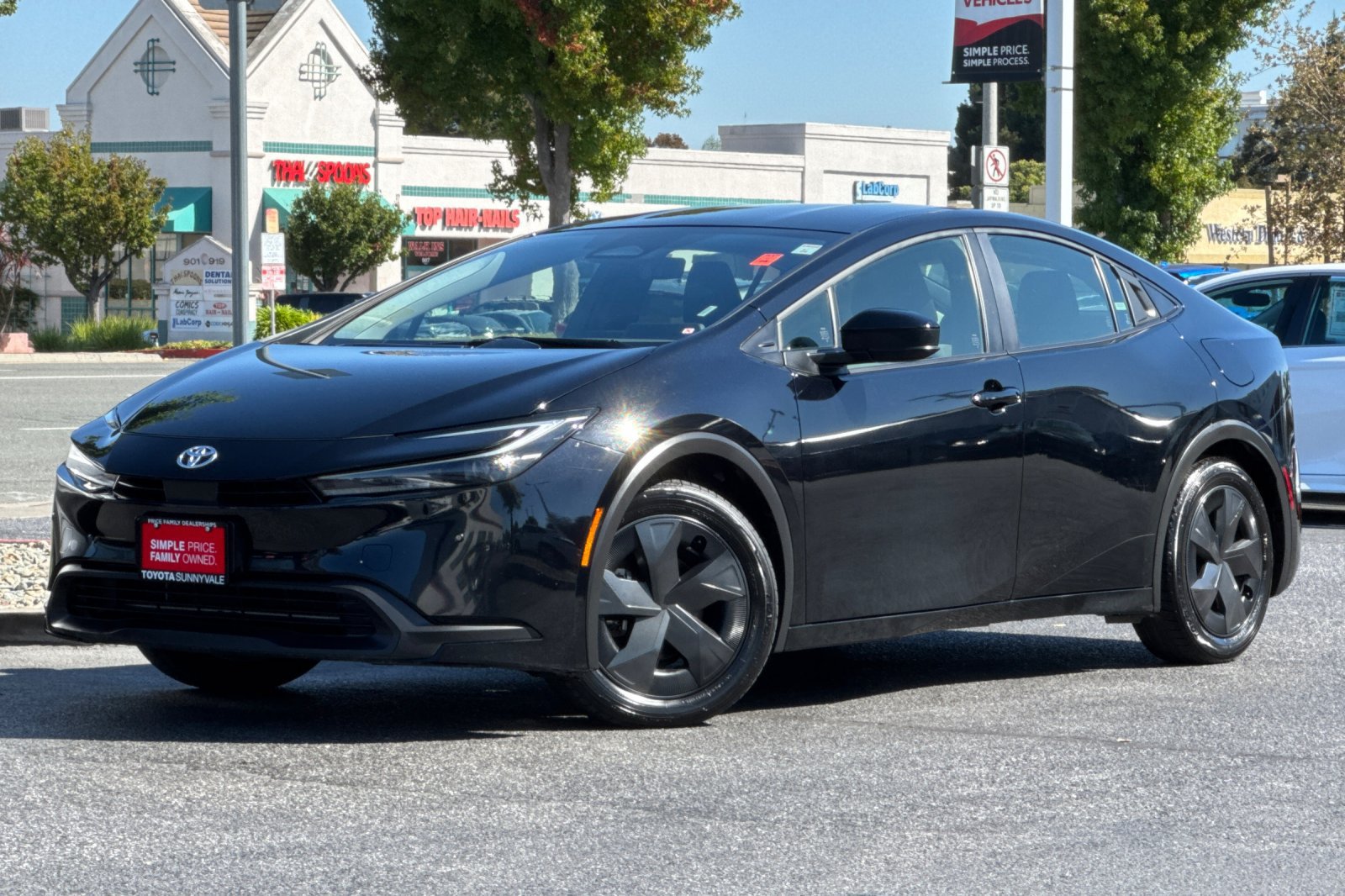 Used 2025 Toyota Prius LE FWD image 2