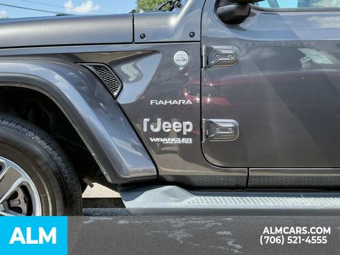 Used 2018 Jeep Wrangler Unlimited Sahara AWD/4WD image 9
