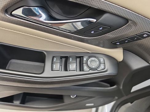 Used 2023 Chevrolet Traverse Premier FWD image 16