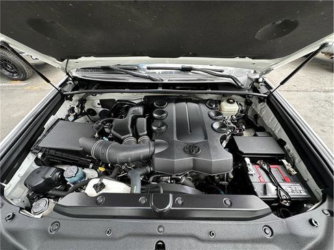 Used 2018 Toyota 4Runner SR5 AWD/4WD image 29